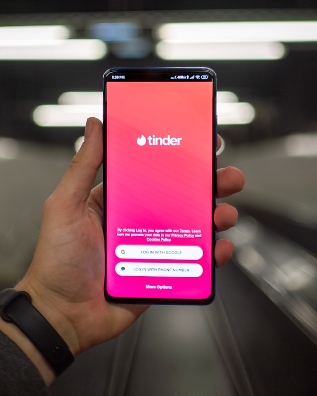 تطبيق Tinder للمواعدة على الهاتف